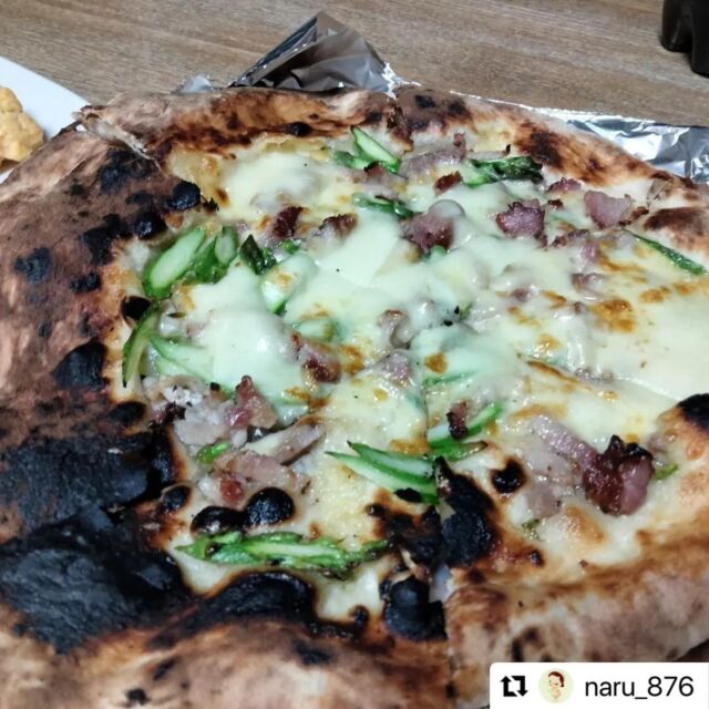 #Repost @naru_876 with @use.repost
・・・
今週は残業続きで野菜が足りてなく迷わず八百屋だーれさんへ。サラダ買って帰るつもりがまだピザも出来るとのこと。今日の夕飯は迷わずピザとサラダ。ピザはアスパラとベーコンのピザとクアトロフォルマッジ。実はこのベーコン堀越ファームさんの豚さんで自家製とのこと。ピザはあっという間になくなりもう一枚買っとけばよかった😅サラダも珍しく相方までこの野菜うまいなと。
金曜日の疲れた身体が元気になりました。
そしてこんなにきれいなクレソンがこの量でこの値段？と即買い。
美味しい野菜に美味しいピザ。今日もごちそうさまでした。
#八百屋だーれ
#ピザうまし
#クレソン安い
#堀越ファームさんの豚さんのベーコン最高